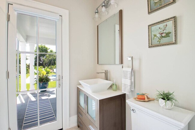 Building Photo - 12 S Elroy Dr