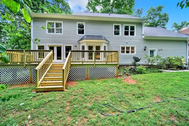 Building Photo - Beautiful Five Bed Three and Half Bath Hom...