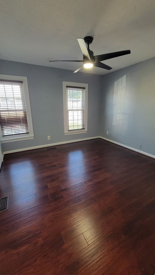 Building Photo - Beautifully Maintained Townhome in Downtow...