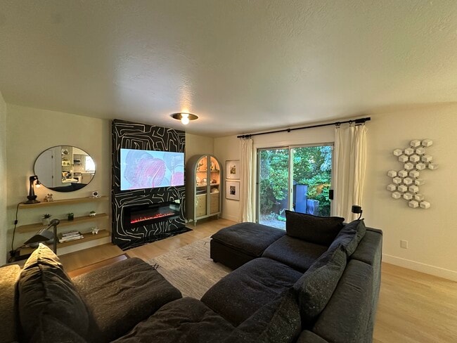 Building Photo - 15455 SW Gleneden Dr