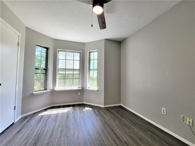 Building Photo - 5110 Shady Gardens Dr