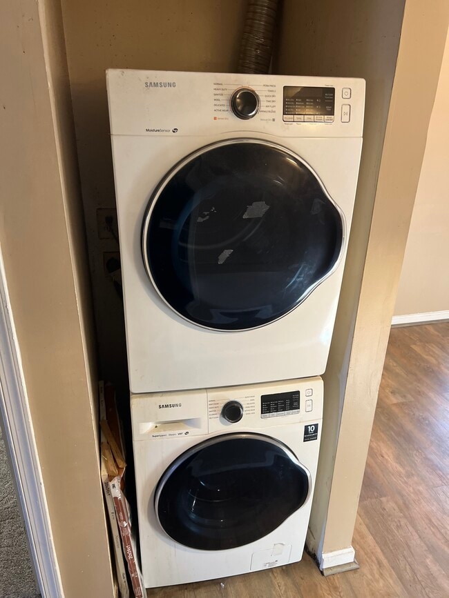 Building Photo - 2 Banyan Wood Ct