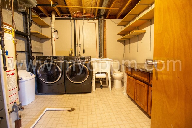 Building Photo - Must See! Well maintained 3 Bedrooms 2.5 B...