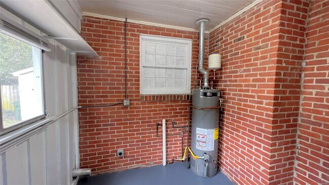 Building Photo - 222 Hunter Ln