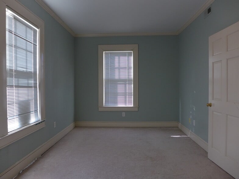 Building Photo - 102 S William St