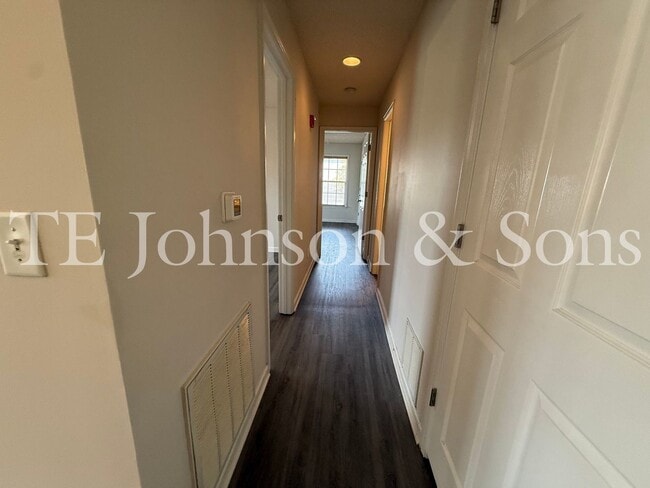 Building Photo - Lovely 2 Bedroom Condo Off Hwy 150