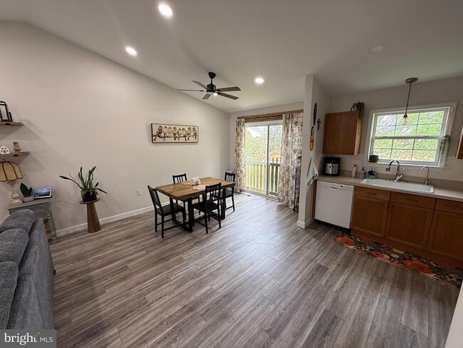 Building Photo - 305 Crosswinds Dr
