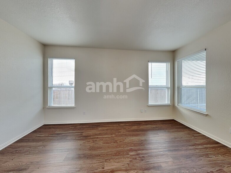 Building Photo - 2741 Meadowood Heights