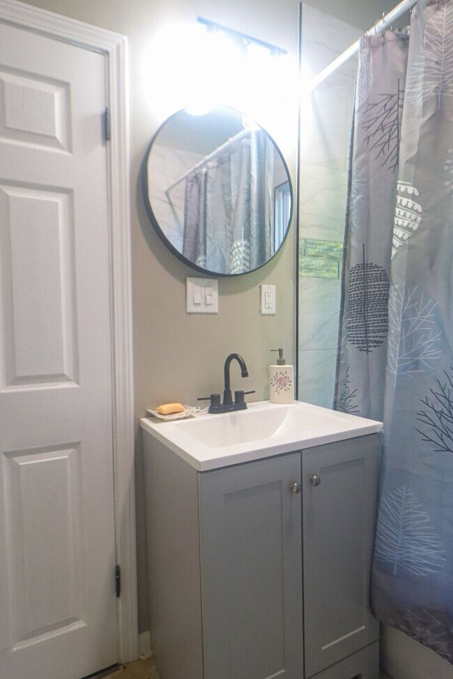 Building Photo - Spacious & Newly Renovated 4-Bedroom Home