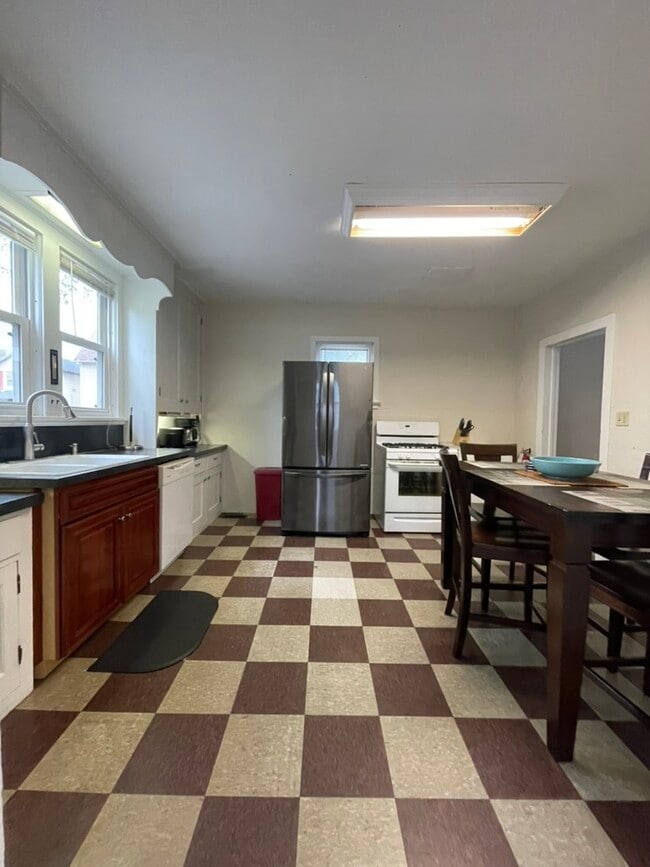 Building Photo - 1031 Memorial Ave