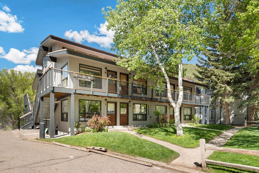 Building Photo - 900 E Hopkins Ave