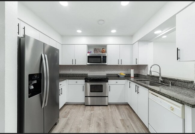 Building Photo - 181 SE Fallon Dr
