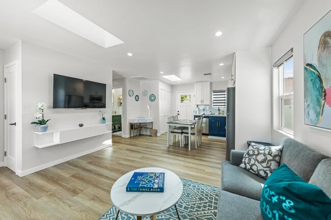 Building Photo - 3021 W 83rd St