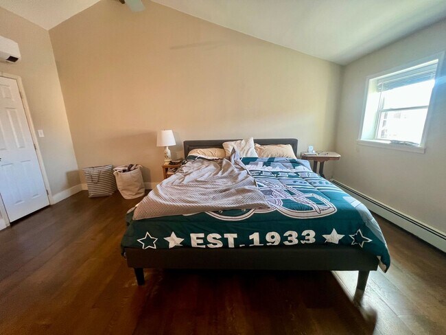 Building Photo - Gorgeous 1-Bedroom Bi-Level Apartment in Passyunk Square! Available NOW!