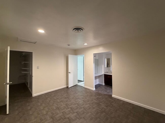 Building Photo - Move in ready 3 Bd 2BA home in upper NE Bakersfield