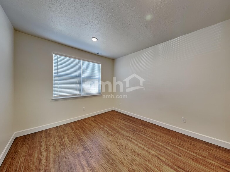 Building Photo - 2294 E Buckskin Way