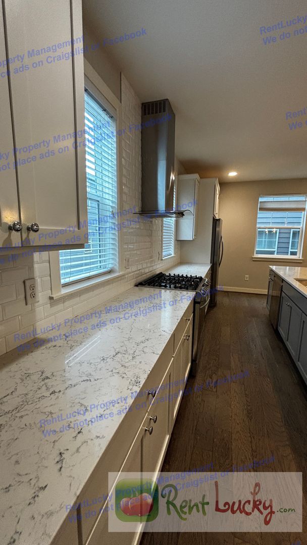 Building Photo - Spacious Issaquah Townhome w/ Entry-Level Suite & 2-Car Garage