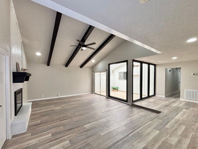 Building Photo - Windcrest Beauty for Rent!