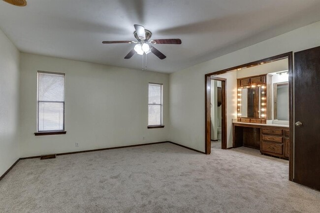 Building Photo - 2013 Tanglewood Dr