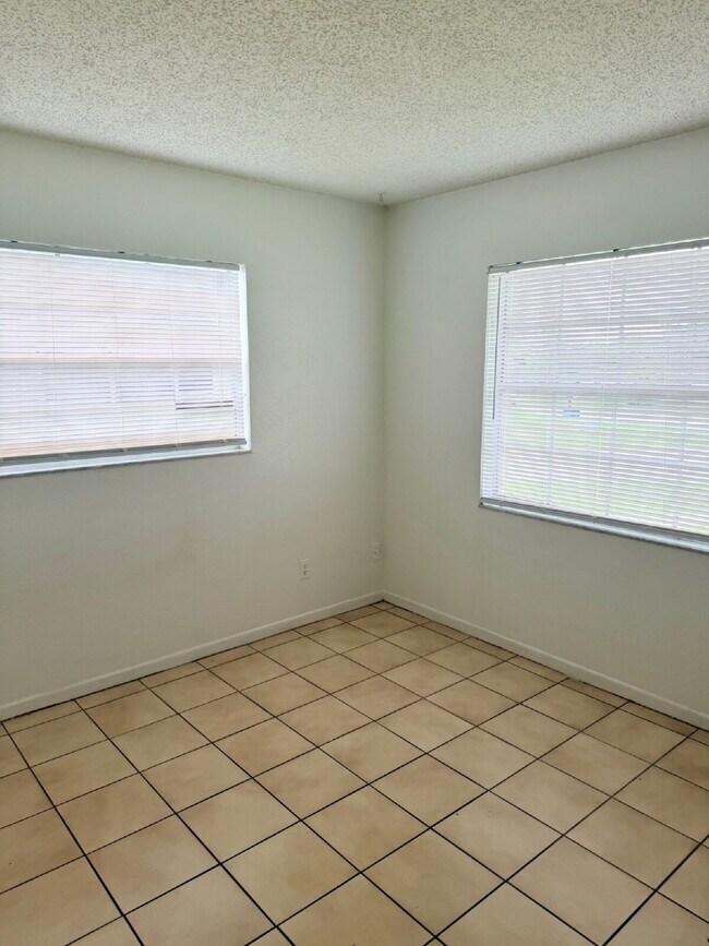 Building Photo - 4 Bedroom 1.5 Bathroom House For Rent