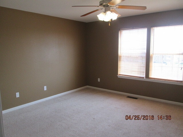 Building Photo - Spacious Townhouse