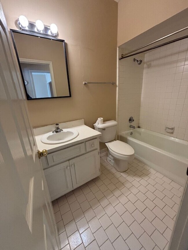 Building Photo - Beautiful; Wynnton Condo