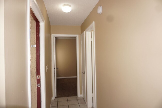 Building Photo - Westside 2/2 Townhome Near NAS