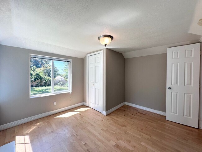 Building Photo - Gorgeous 3 Bed 2 Bath w/ Brand New Deck Patio Home in Cedar Hills! MOVE IN SPECIAL!