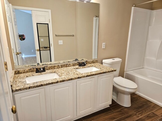 Building Photo - Rare 3 bed 2.5 bath Townhome located in Marietta