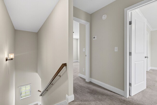 Building Photo - Luxury Townhome