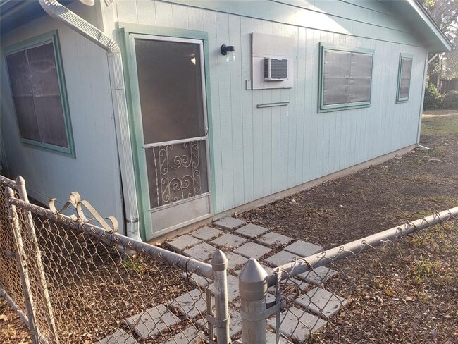 Building Photo - 609 Bissonet Ln