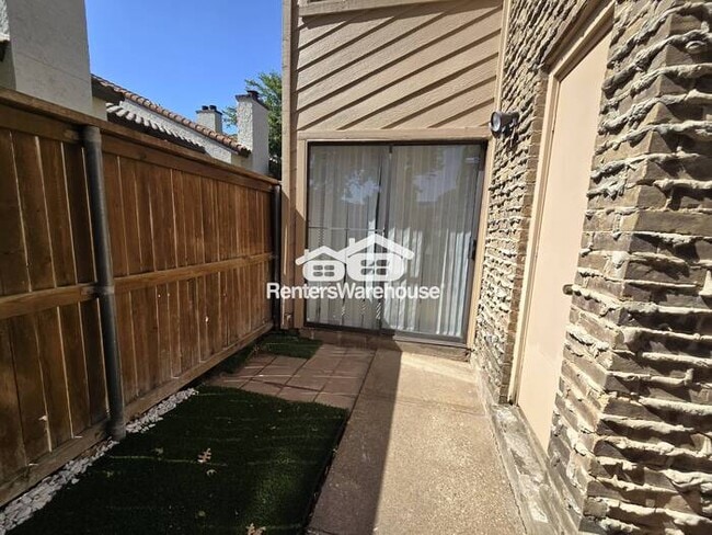 Building Photo - FOR RENT - MOVE IN READY - 2  BEDS 1.5 BAT...