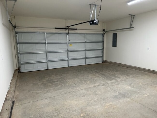 Building Photo - Townhouse / Whitsett