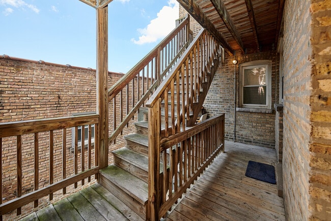 Building Photo - 6333 N Francisco Ave