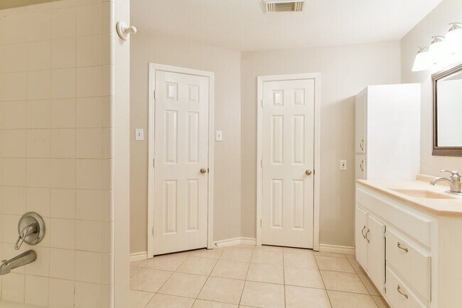 Building Photo - 13207 Pebblewalk Cir S