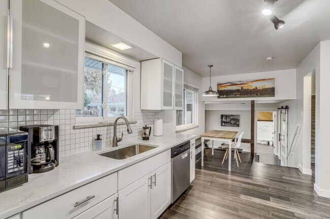 Building Photo - 2860 S Golden Way