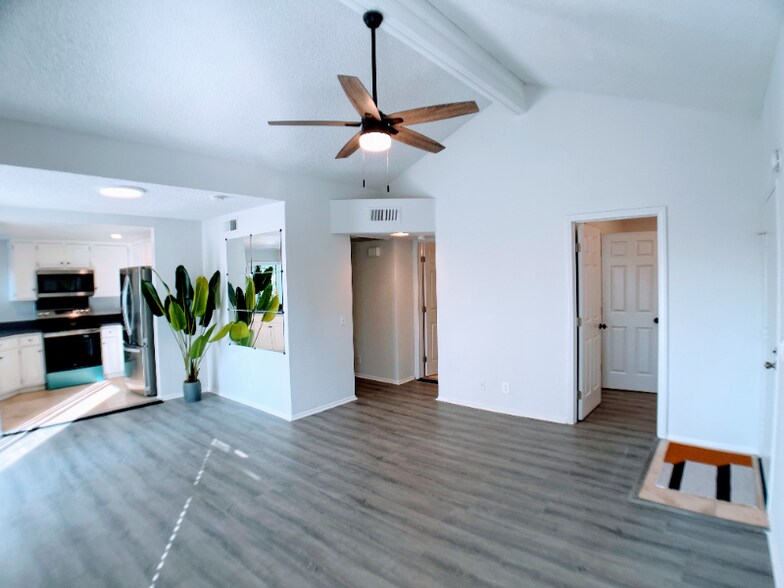 Primary Photo - 22725 Lakeway Dr