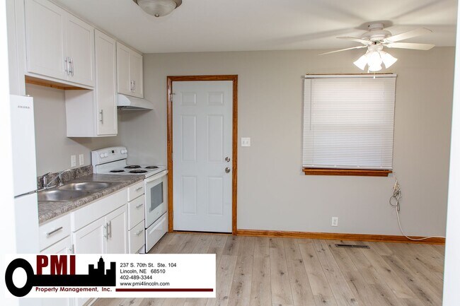 Building Photo - 2 Bedroom and 1.5 Bathroom Apartment Avail...