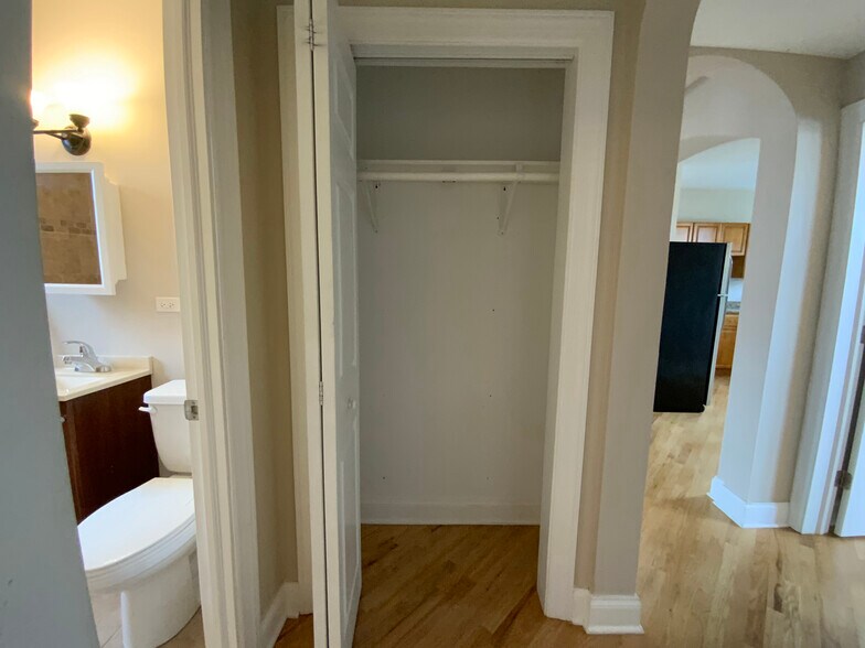 Building Photo - 894 Green Bay Rd