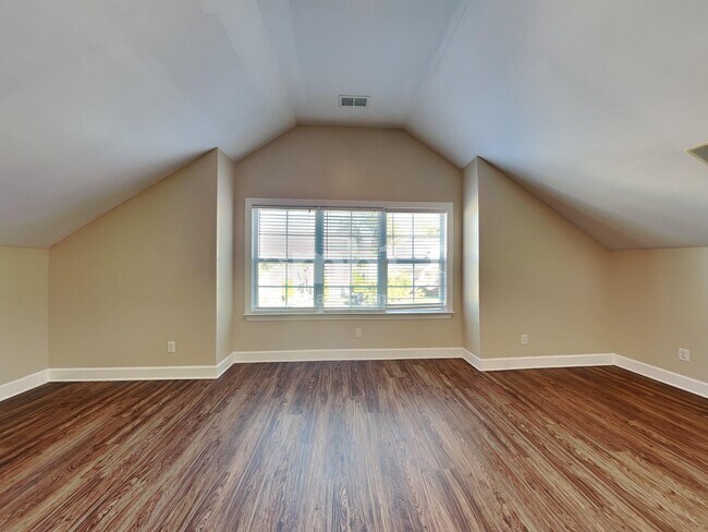 Building Photo - 116 Lake Point Ct