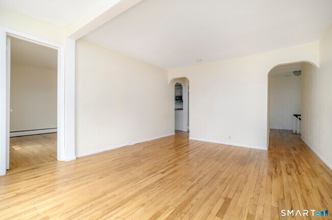 Building Photo - 18 Elm Tree Pl