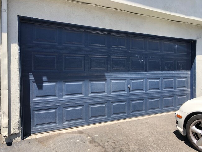 Building Photo - Santa Ana townhome style.  2 bed, 1 1/2 ba...