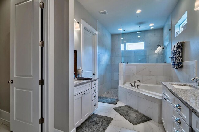 Building Photo - 989 Forest Shore Dr