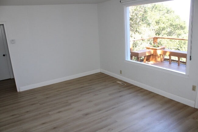 Building Photo - 5910 Skyline Dr