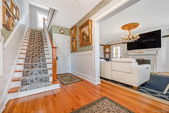 Building Photo - 312 Ellington Ave E