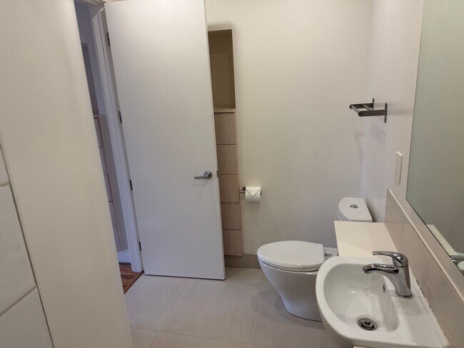 Building Photo - Contemporary, Large 1br/1ba Apt. Near Ashby BART