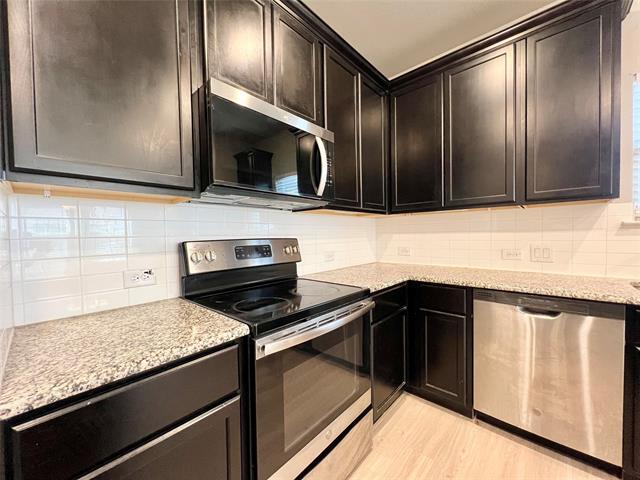 Building Photo - 5000-5002 Villas Dr