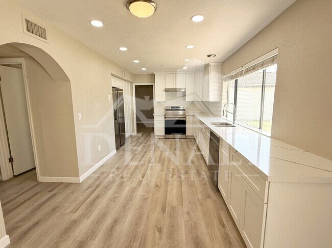Building Photo - 1529 E Edgewater Dr