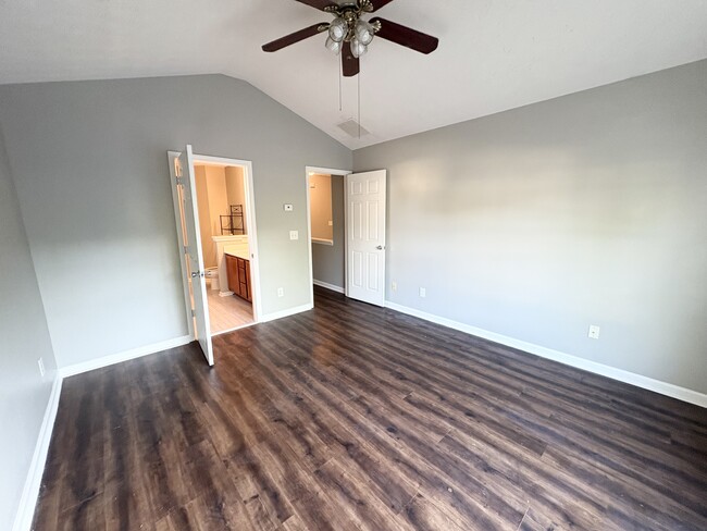 Building Photo - 406 Pepperbush Bend
