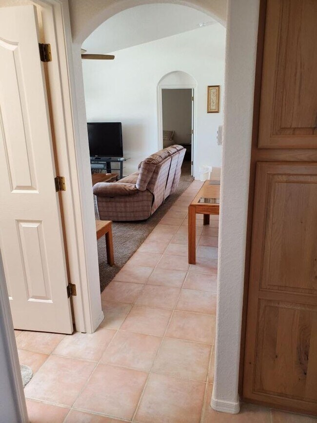 Building Photo - GREAT FURNISHED HOME WITH SIDE PARKING!